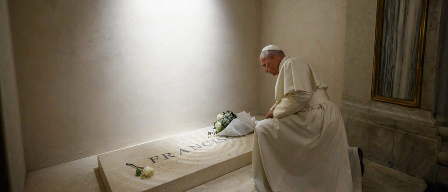 Papst Leo am Grab des verstorbenen Papst Franziskus in der Basilika Santa Maria Maggiore in Rom, November 2025 | KNA