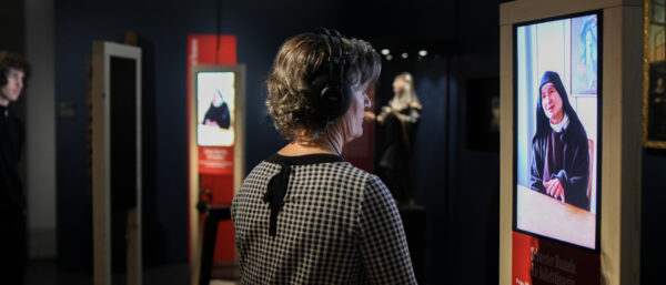 An sechs Stationen gibt es Interviews mit Klosterfrauen, einer Eremitin und einer "mobilen Inklusin". | Kulturmuseum St. Gallen