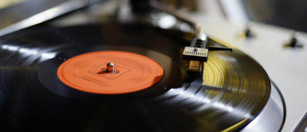 Schallplatte aus Vinyl auf einem Plattenspieler | chienba