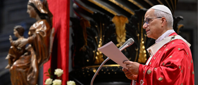 Papst Leo XIV. spricht beim Gottesdienst zu Pfingsten am 24. Mai 2026 im Petersdom im Vatikan. | Vatican Media/Romano Siciliani/KNA