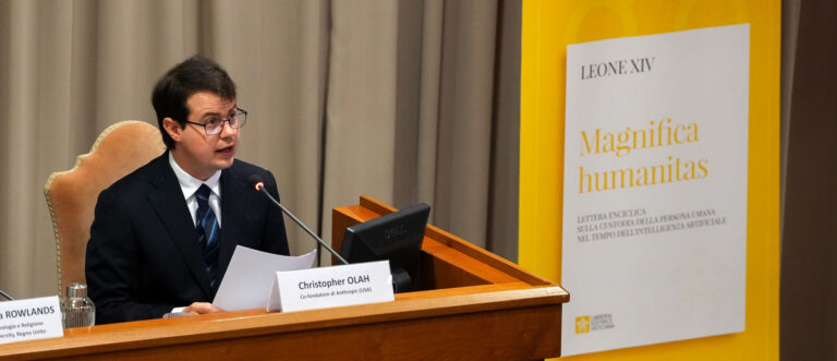 Christopher Olah, Mitgründer der KI-Firma Anthropic, bei der Präsentation der Enzyklika "Magnifica humanitas" von Papst Leo XIV. am 25. Mai 2026 in der Synodenaula im Vatikan. | Lola Gomez/Vatican Pool/KNA