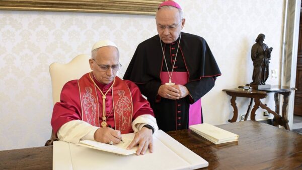 Papst Leo XIV. bei der Unterzeichnung der Enzyklika mit dem Substitut im Staatssekretariat | Vatican Media/Romano Siciliani/KNA