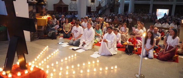Frère Francis (links) und Frère Raymon aus Taizé leiten die "Nacht der Lichter" mit Gesang, Gebet und Stille, 24. Mai 2026. | Boris Burkardt