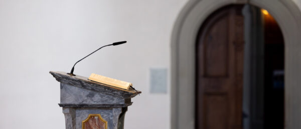 Wer darf am Ambo predigen? Rom sagt: Nur Priester und Diakone. | Christian Merz