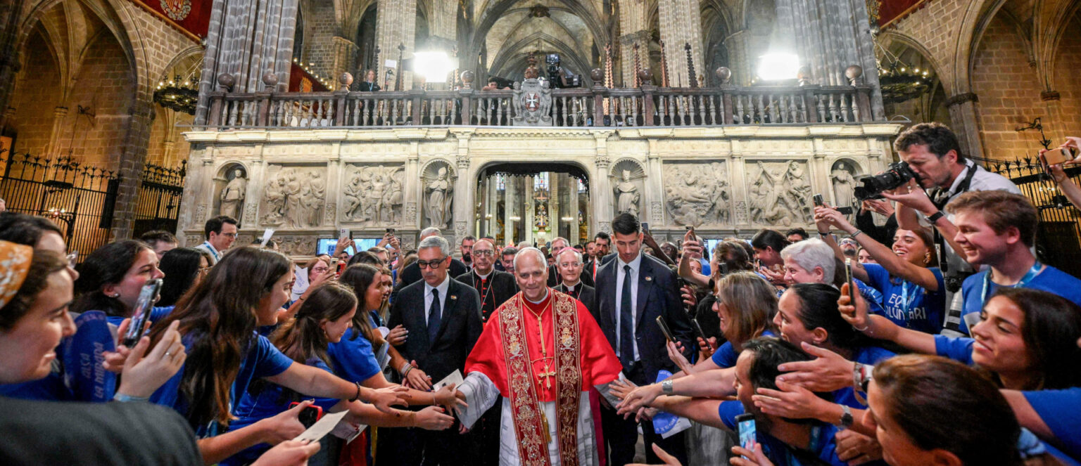 Menschen grüssen Papst Leo XIV. beim Mittagsgebet in der Kathedrale Santa Creu i Santa Eulàlia in Barcelona (Spanien) am 9. Juni 2026. | Vatican Media/Romano Siciliani/KNA