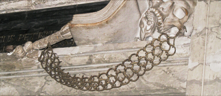 Metallener Bussgürtel im Petersdom, angebracht am Fuss der Statue des heiligen Petrus von Alcantara | Túrelio