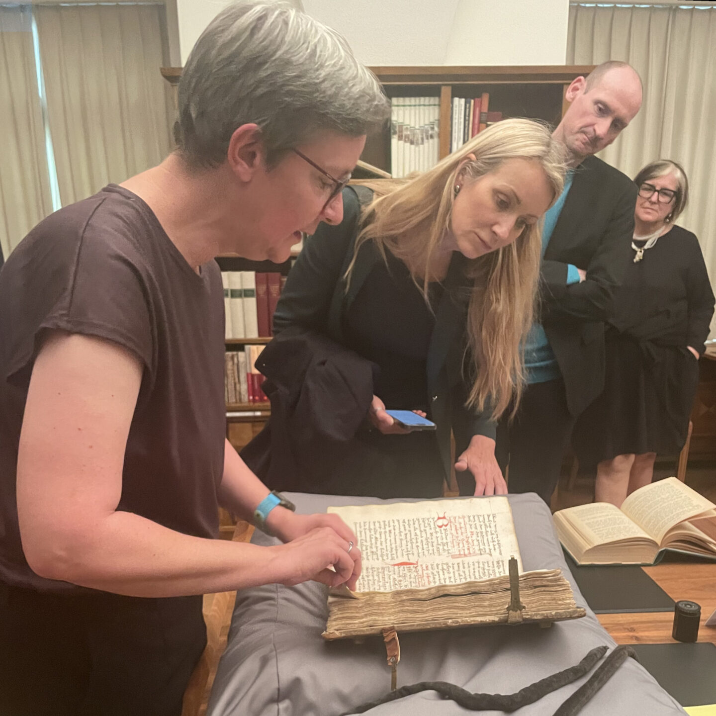 Franziska Schnoor zeigt im Workshop einen weiteren Kodex.