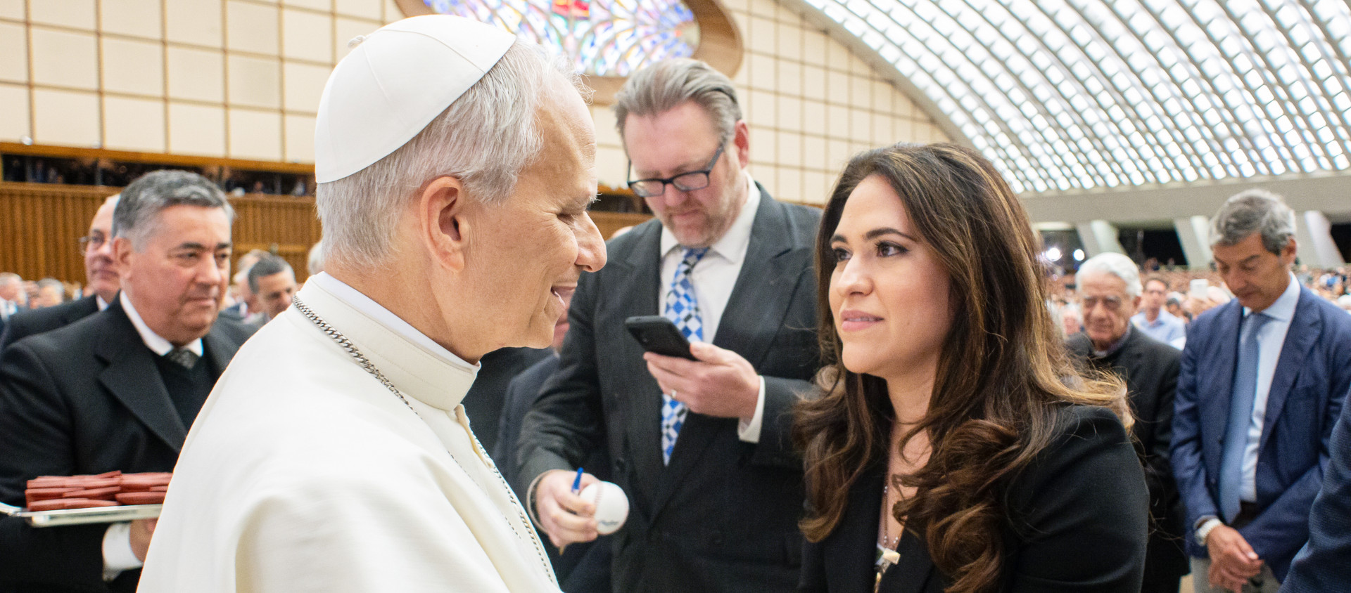 Papst Leo XIV. trifft Maria Montserrat Alvarado,  Präsidentin und Geschäftsführerin von EWTN News, am 12. Mai 2025 im Vatikan.
