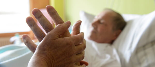 Am Krankenbett in einem Spital | KNA