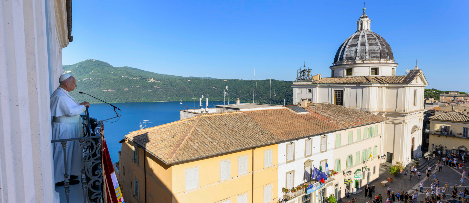 Diesen Ausblick wird Papst Leo XIV. in Rom wohl vermissen: Hier begrüsst er bei seiner Ankunft in Castel Gandolfo am 5. Juli 2026 die Menschen vom Balkon des Apostolischen Palastes. | Vatican Media/Romano Siciliani/KNA