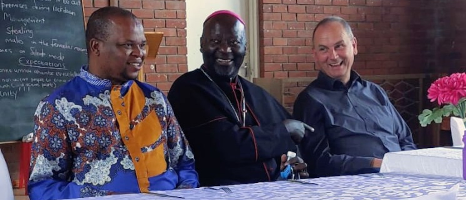 v.l.: Der Pfarrer von Sterkspruit, Temba Goliash, Bishop Joseph Kizito und Seelsorger Bernd Bürgermeister