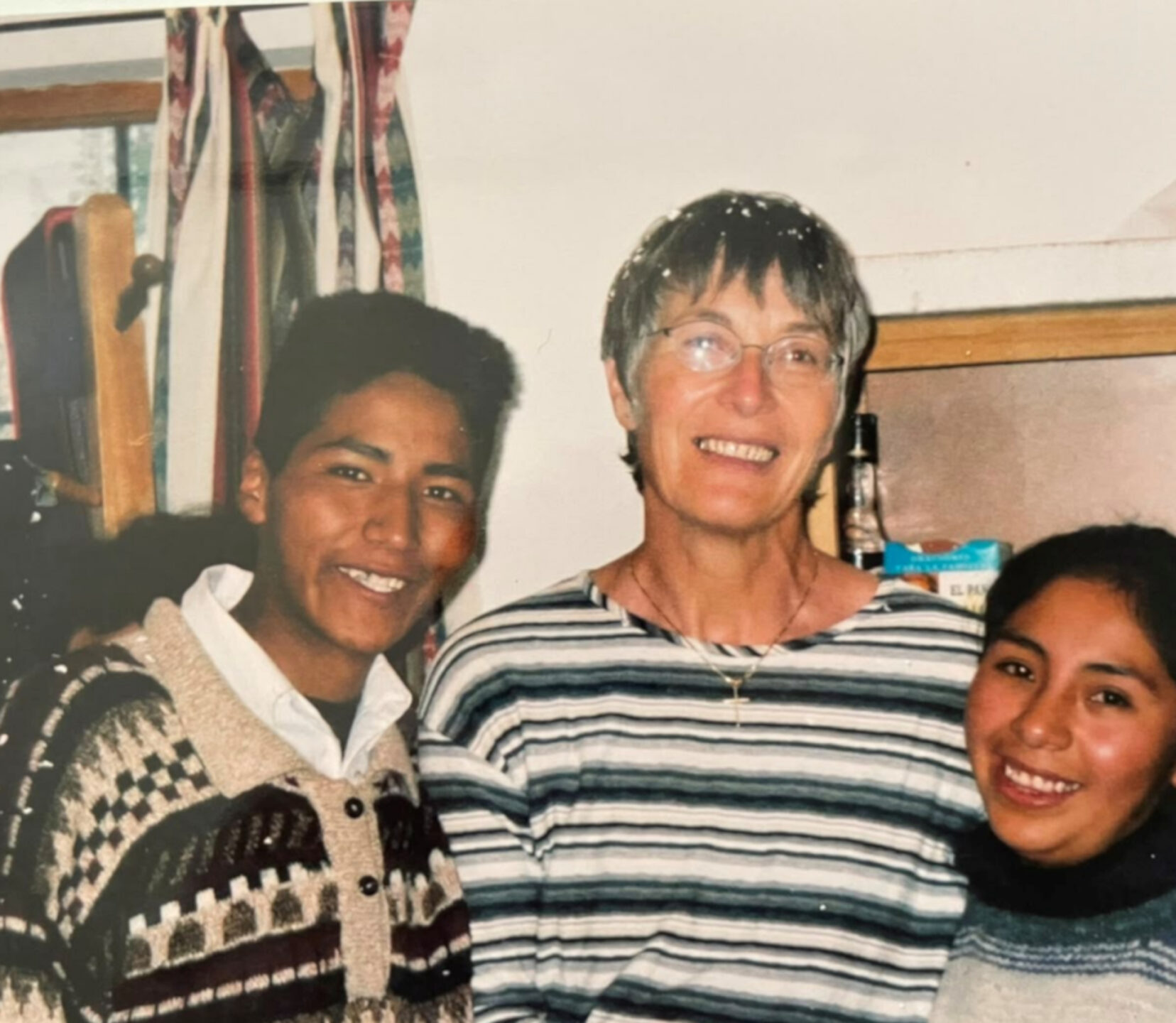 Ursula Pfulg (Mitte) mit bolivianischen Frauen bei einem Besuch 2002 in El Alto.