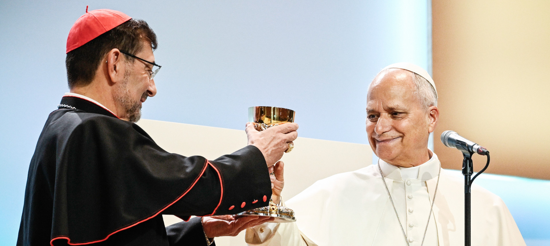 Papst Leo XIV. überreicht Kardinal José Cobo Cano, Erzbischof von Madrid, als Geschenk einen Kelch während eines Helfertreffens am 9. Juni 2026 in einer Halle auf dem Messegelände in Madrid (Spanien).