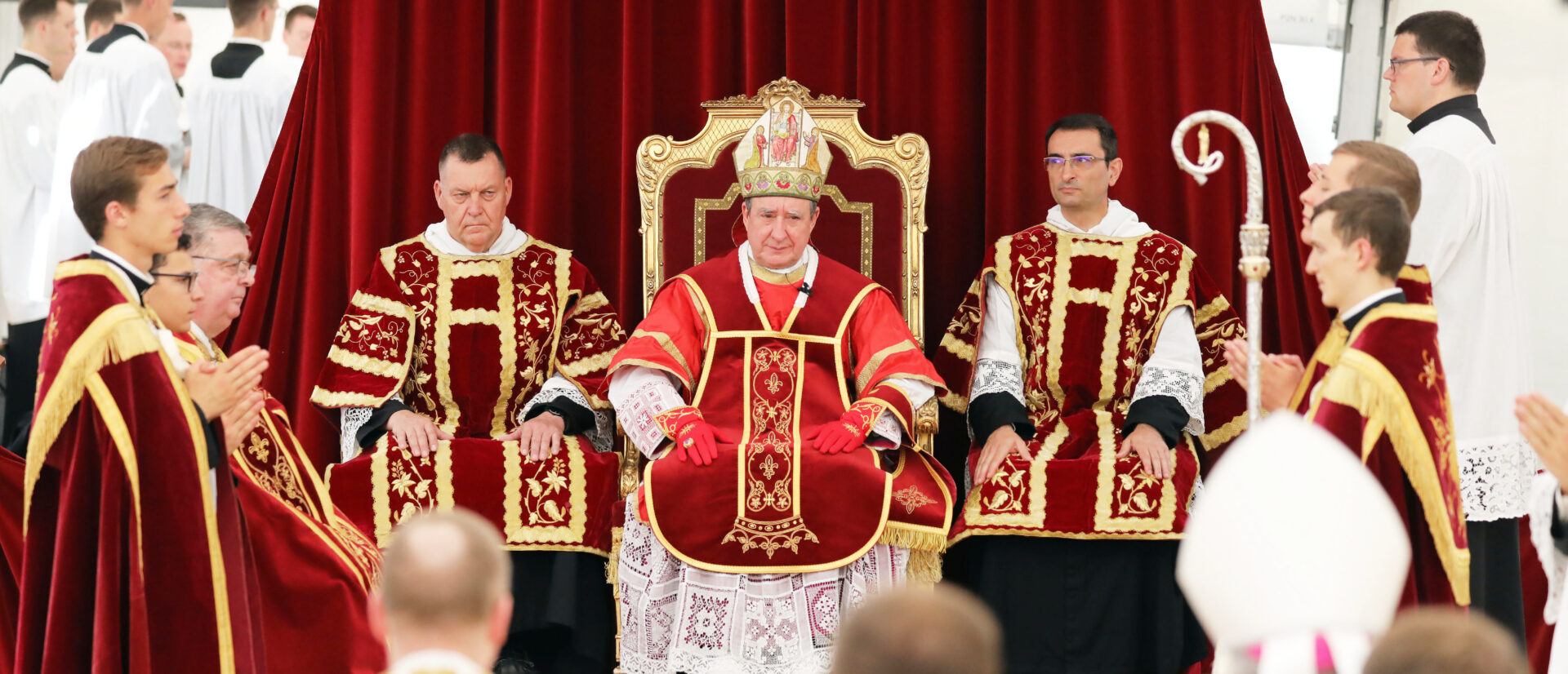 Alfonso de Galarreta (m.), Bischof der Priesterbruderschaft Sankt Pius X., weiht Priester zu Bischöfen bei einem Gottesdienst mit Bischofsweihe, am 1. Juli 2026 in Econe (Schweiz).