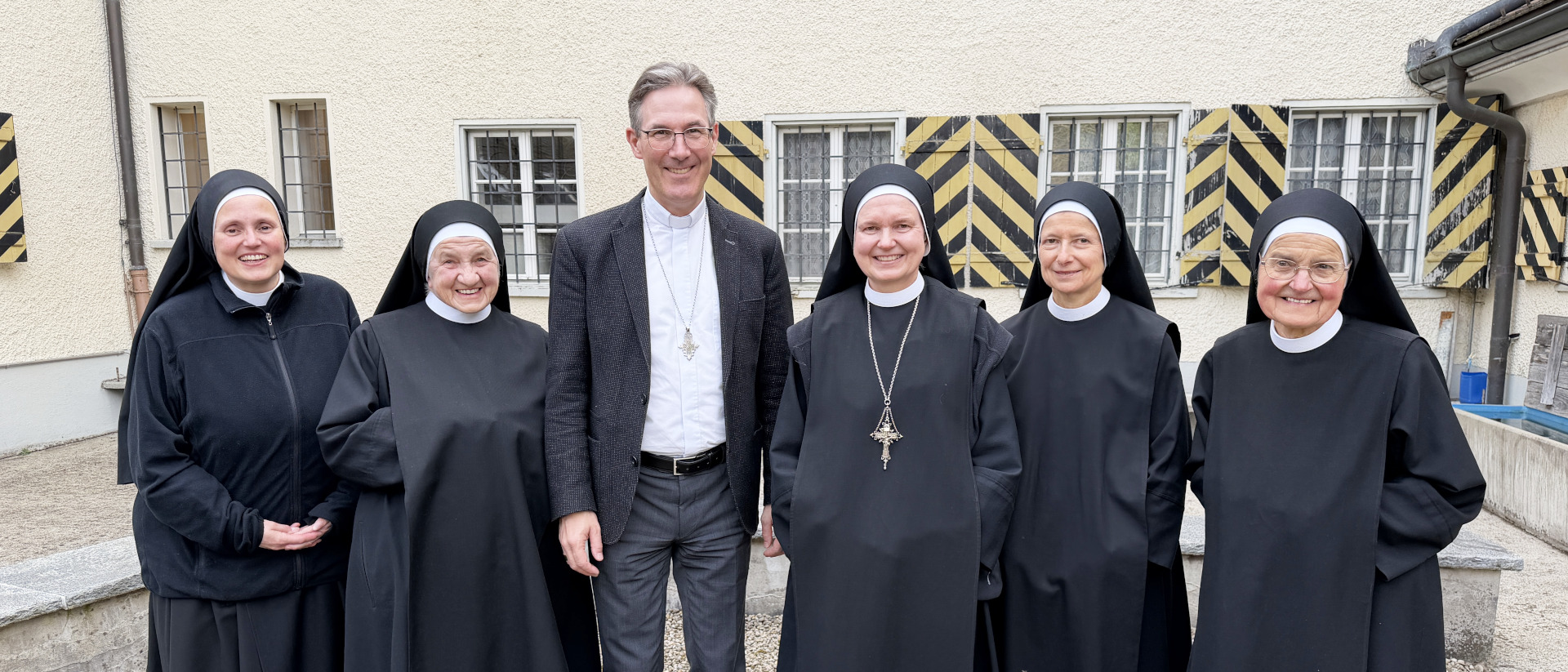 Die Klostergemeinschaft der Glattburg anlässlich eines Besuchs von Bischof Beat Grögli