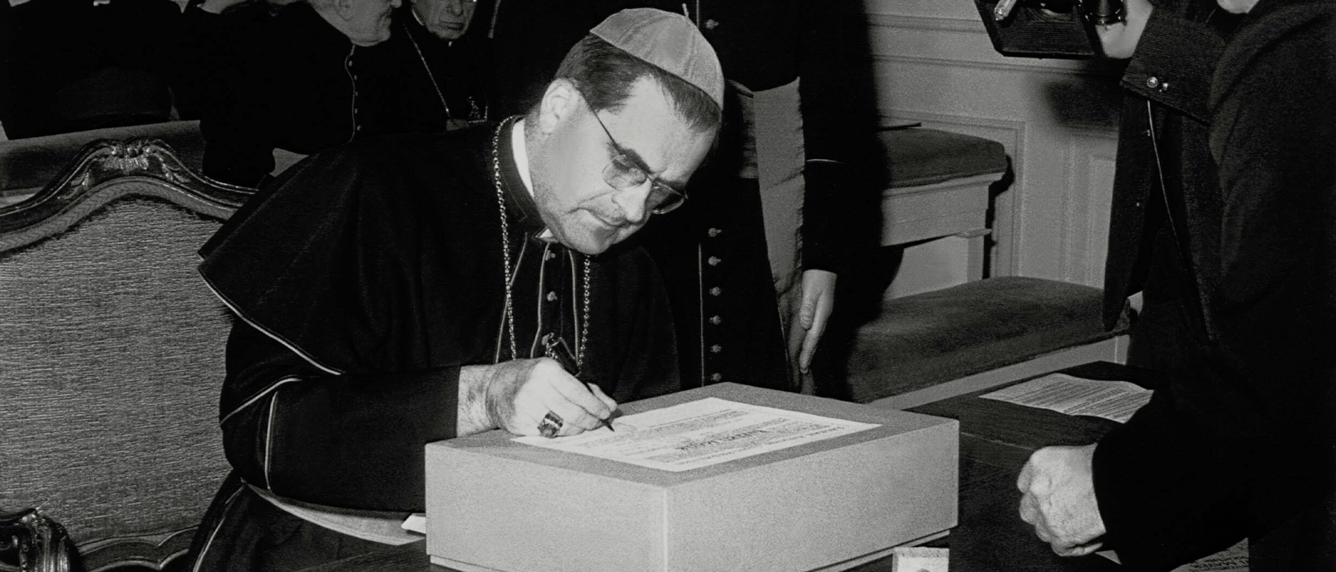Kardinal Julius Döpfner setzt seine Unterschrift auf die Schatulle mit den Seligsprechungssachen der Patres Rupert Mayer SJ und Stagassinger CSSR bei der Schlußsitzung im Seligsprechungsverfahren in München im Februar 1964.
Sondersendung: Vor 50 Jahren Februar 1964