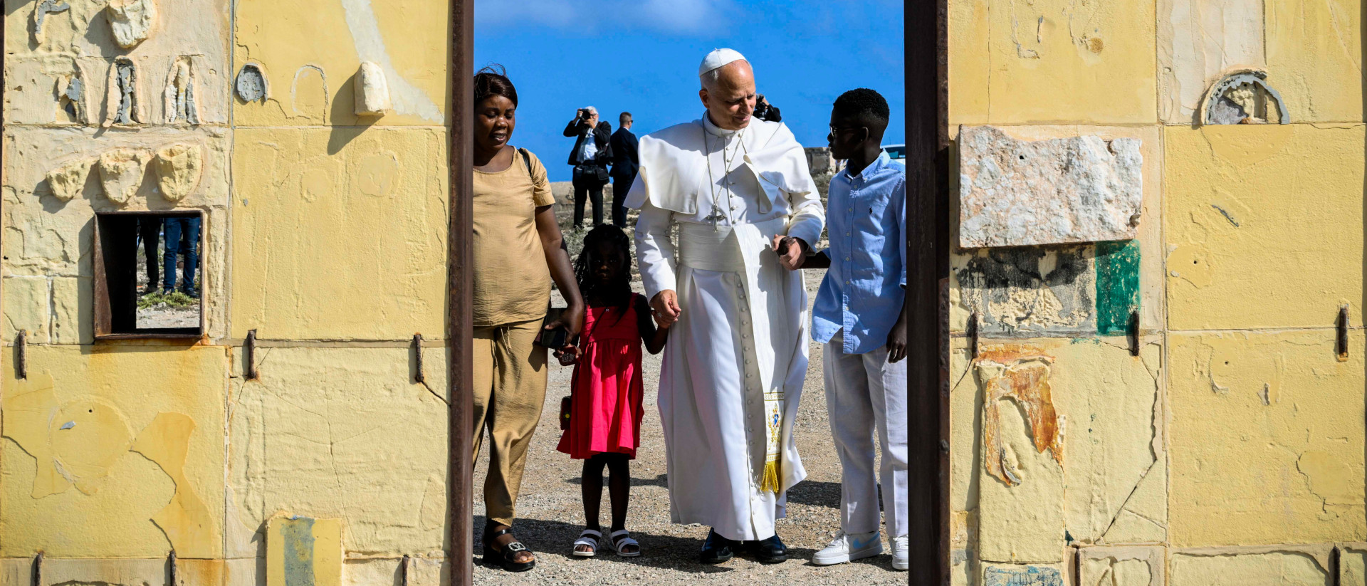 Papst Leo XIV. beim Besuch der Porta d'Europa, (dt. Tor Europas), an der Südspitze von Lampedusa (Italien) am 4. Juli 2026.