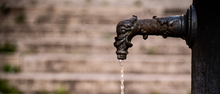 Aus diesem Brunnen fliesst noch Wasser. | Cristian Gennari/Romano Siciliani/KNA