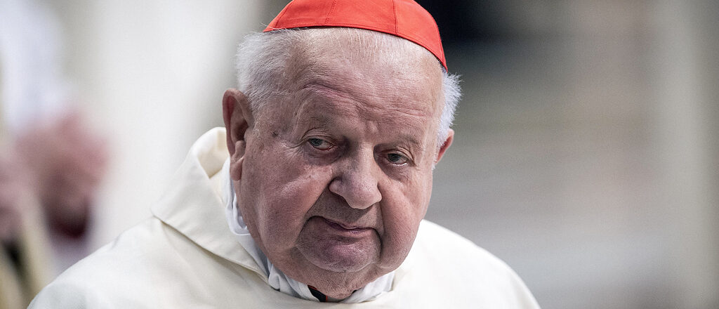 Kardinal Stanislaw Dziwisz beim Gedenkgottesdienst für Papst Johannes Paul II. am 2. April 2025.