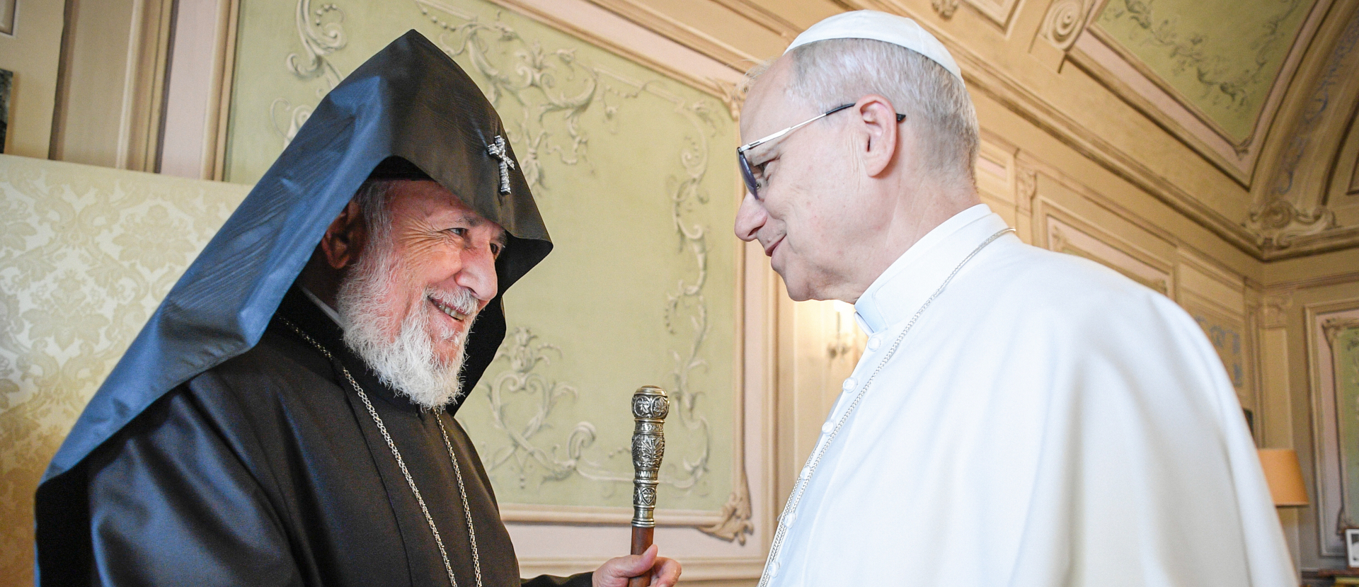 Karekin II., Patriarch der Armenischen Apostolischen Kirche, bei einem Treffen 2025 mit Papst Leo XIV. in Castel Gandolfo (Italien). | Vatican Media/Romano Siciliani/KNA