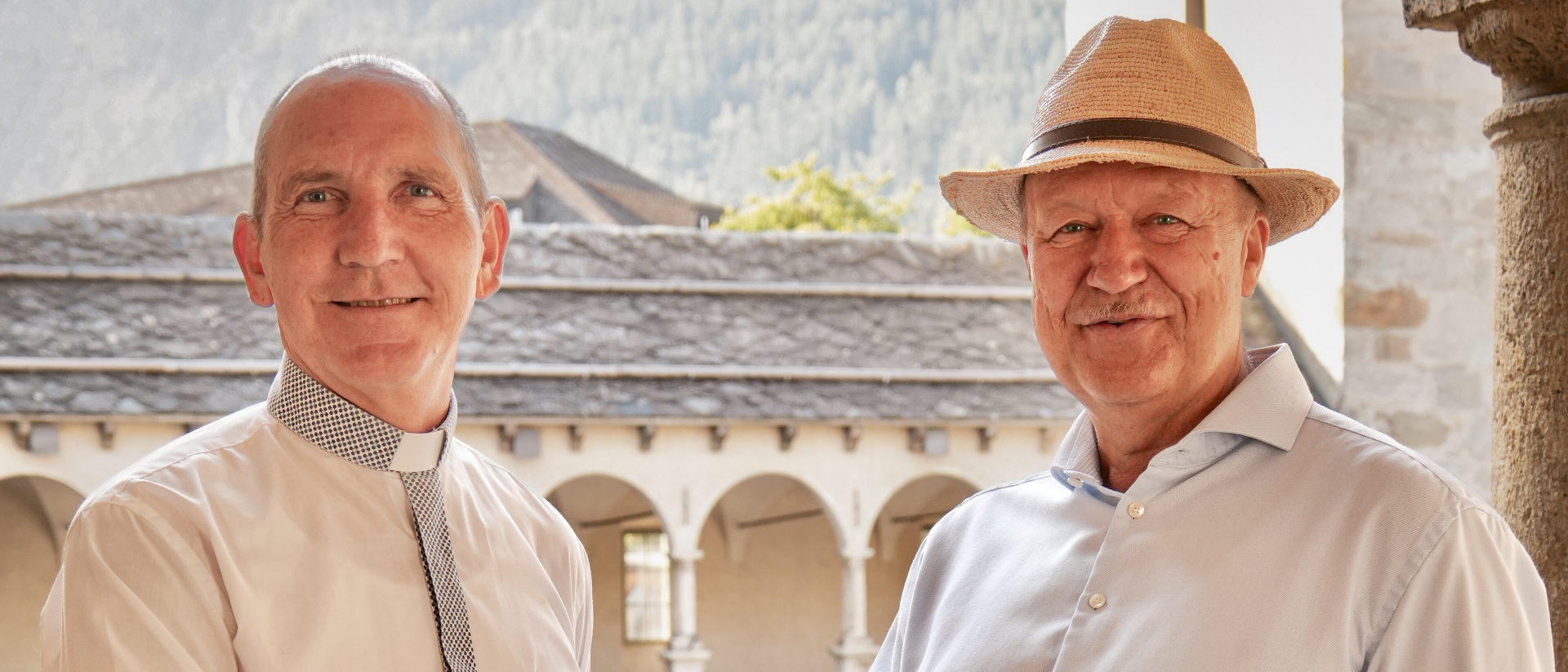 Pfarrer Jean-Pierre Brunner (l.) und Stadtpräsident Mathias Bellwald haben sich am Dienstag im Stockalperschloss Brig zum Handschlag getroffen.