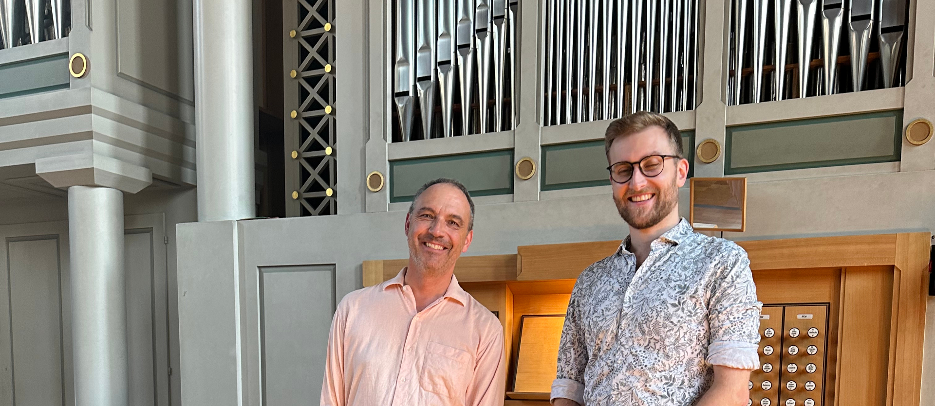Chorleiter Bernhard Pfammatter (links) mit dem neuen Organisten Adrian Brech vor der Orgel in der Kirche Liebfrauen in Zürich | Francesco Papagni