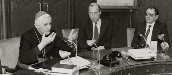 Kardinal Joseph Ratzinger, Präfekt der Kongregation für die Glaubenslehre, spricht bei einer Pressekonferenz zum Thema Freimaurer-Dekret am 26. November 1983 in Rom. | KNA