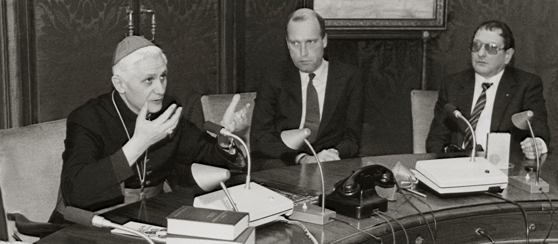 Kardinal Joseph Ratzinger, Präfekt der Kongregation für die Glaubenslehre, spricht bei einer Pressekonferenz zum Thema Freimaurer-Dekret am 26. November 1983 in Rom.