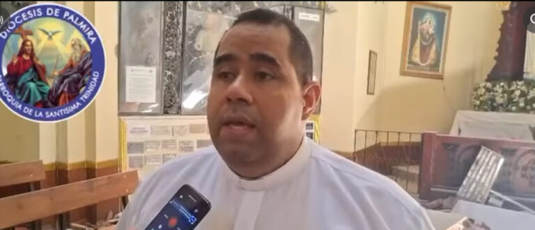 Pfarrer Oscar Aguirre Calderon in der beschädigten Kirche Santisima Trinidad in Palmira (Kolumbien) | Screenshoot Facebook/Diocesis de Palmira