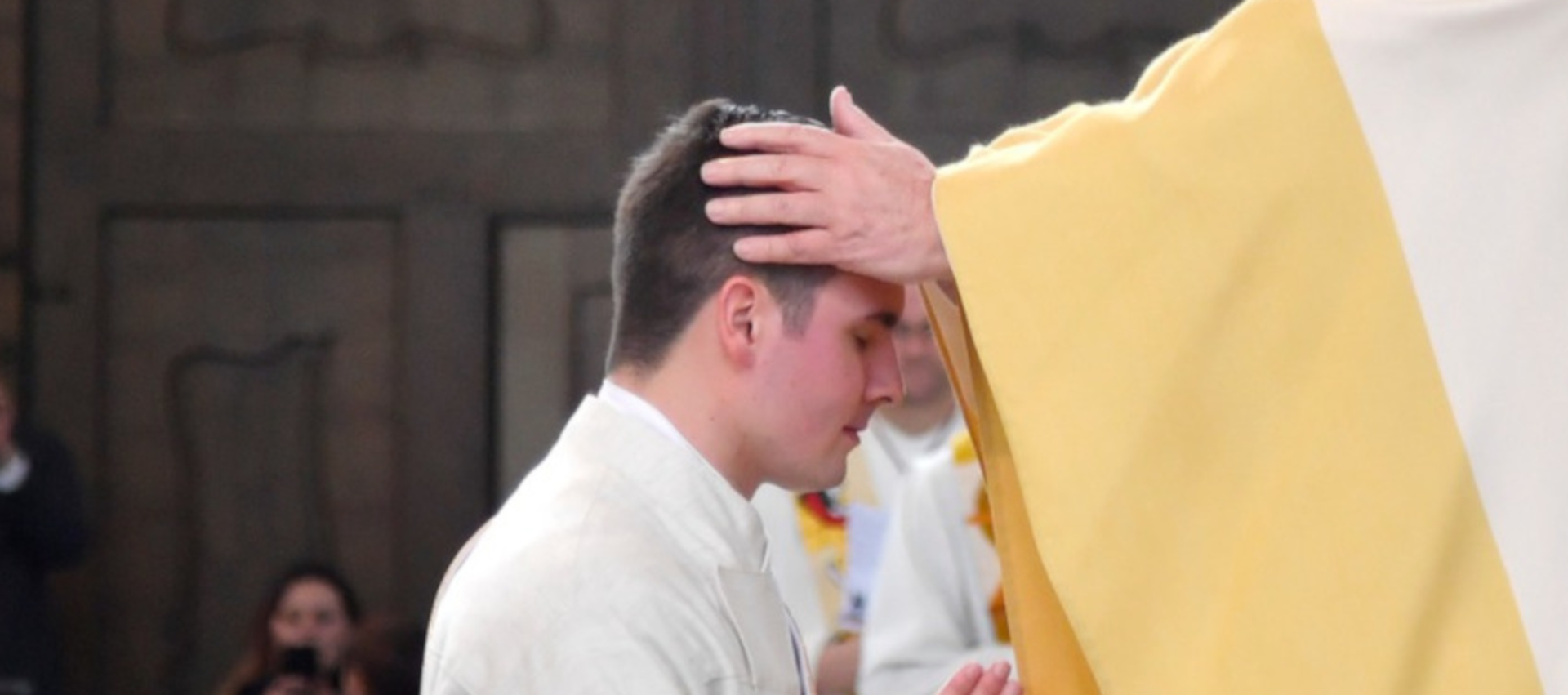 Der Bischof legt dem Priester bei der Weihe die Hand auf.