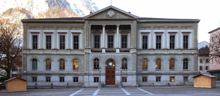 Das Rathaus Glarus ist Sitz der Kantonsregierung. | Tapir