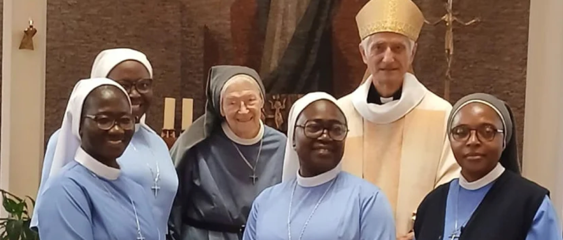 Oberin Suzanne Kolouma Béavogui (vorne links), daneben die Schwestern Aminata Dorcas Coulibly und Margaret Jagbeh. Hinten links die Schwestern Yah Lydie Koffi und Denise-Angèle Emery, rechts Bischof Jean-Marie Lovey