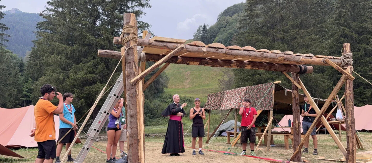 Weihbischof Alain de Raemy segnet am 31. Juli 2026 eine Holzbrücke im kantonalen Pfadilager in Campo Blenio TI. | Diözese Lugano