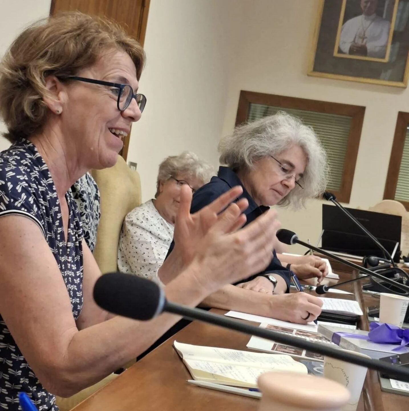 Die Schweizer Delegierte Helena Jeppesen-Spuler (vorne) spricht engagiert, hinten Weltsynode-Untersekretärin Natalie Becquart