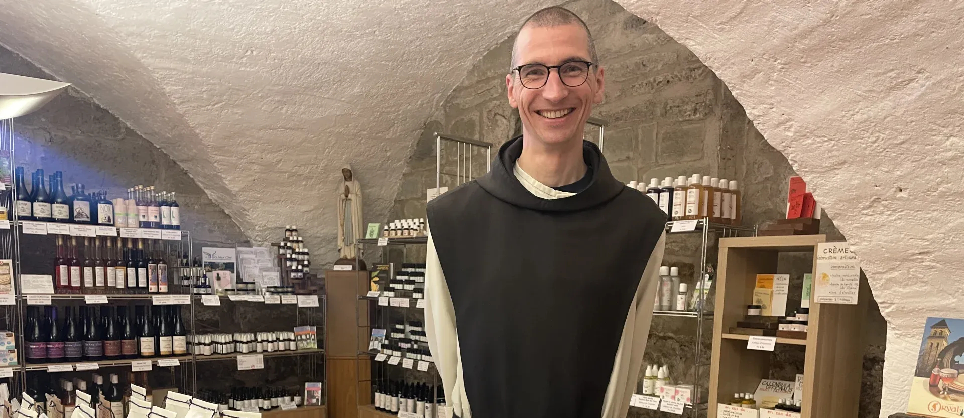 Bruder Emmanuel, Mönch der Zisterzienserabtei Hauterive, im Klosterladen