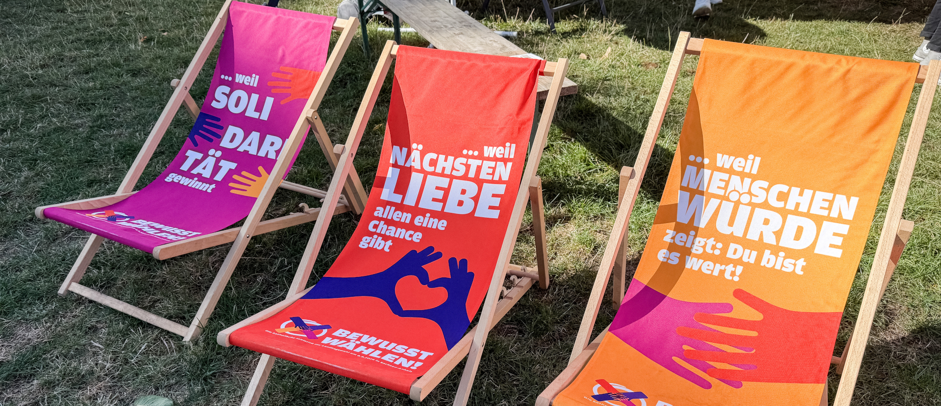 Wallfahrt des Bistums Magdeburg im Vorfeld der Landtagswahlen in Sachsen-Anhalt: Klappstühle mit verschiedenen Slogans appellierten daran, bewusst zu wählen. | Karin Wollschläger/KNA