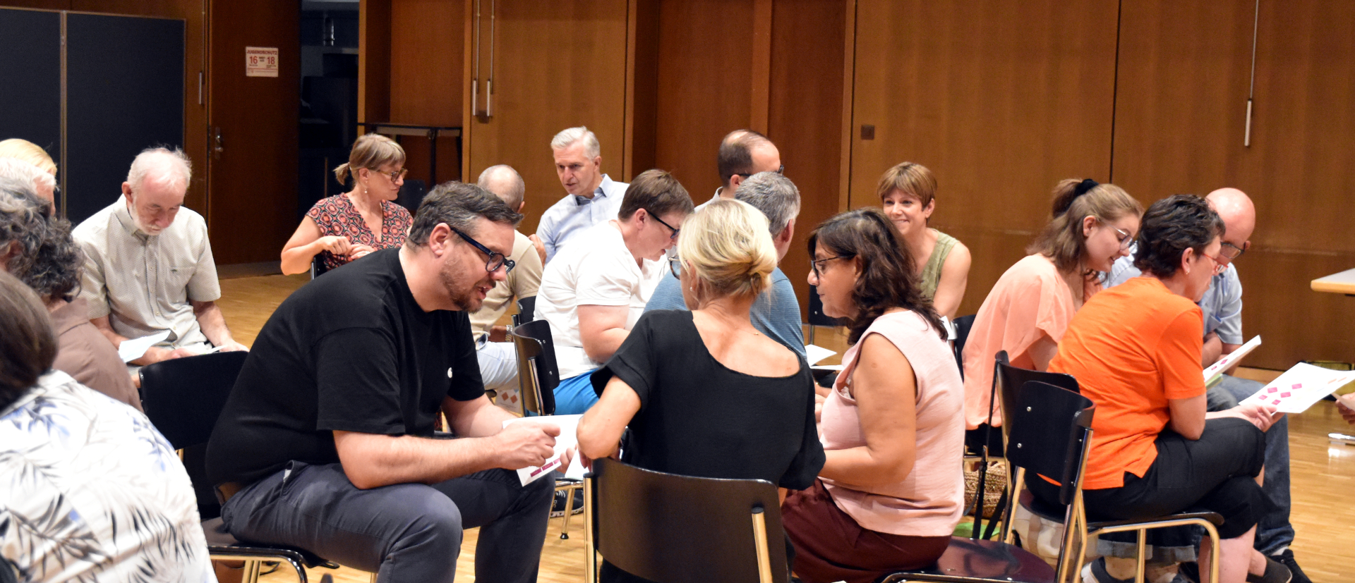 Kirchenleute diskutieren die fiktiven Fallbeispiele in Kleingruppen.