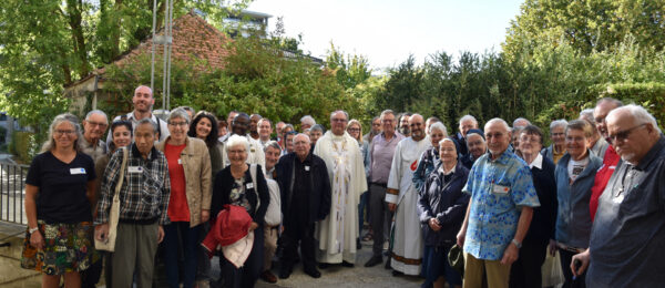 Teilnehmende des Treffens der Missionarinnen und Missionare posieren nach dem Gottesdienst für ein Gruppenfoto. In der Mitte Abt Alexandre Ineichen. | Barbara Ludwig