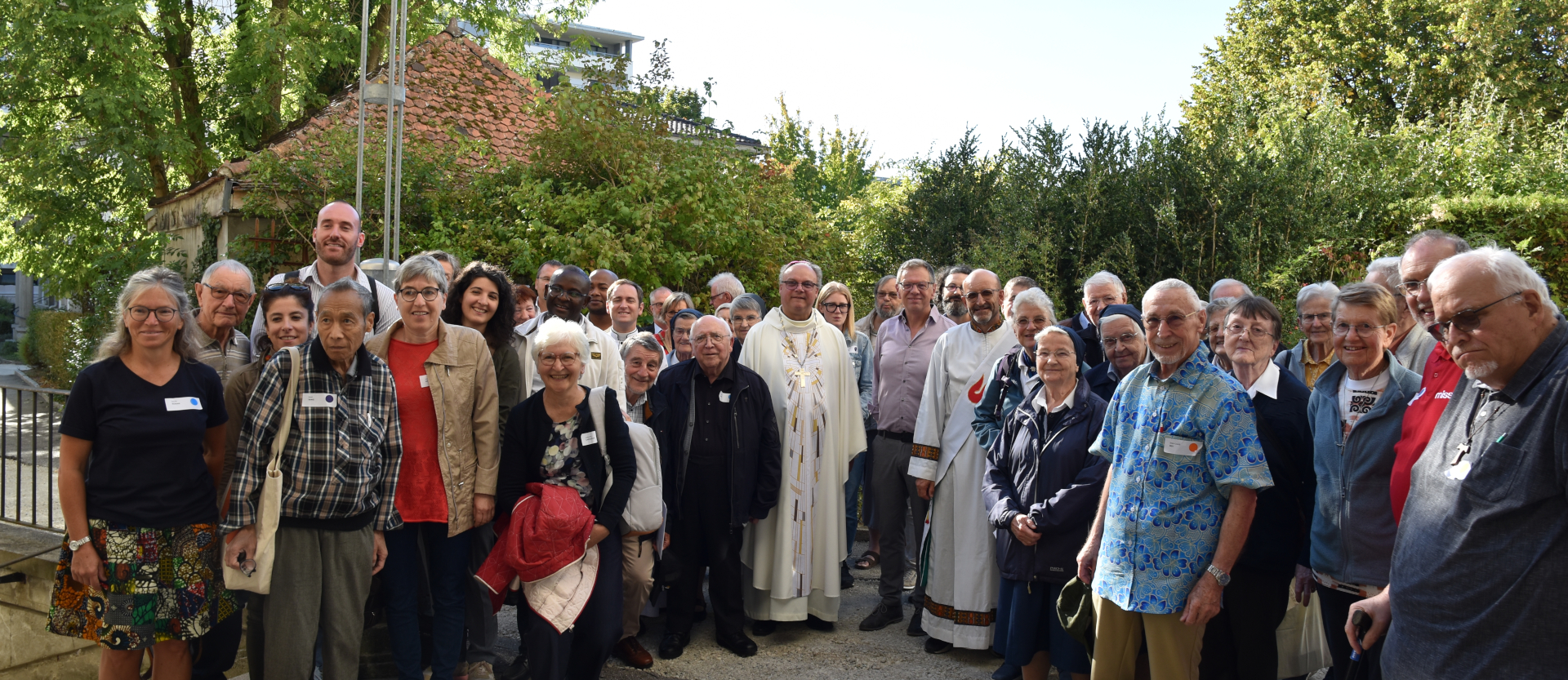 Teilnehmende des Treffens der Missionarinnen und Missionare posieren nach dem Gottesdienst für ein Gruppenfoto. In der Mitte Abt Alexandre Ineichen.
