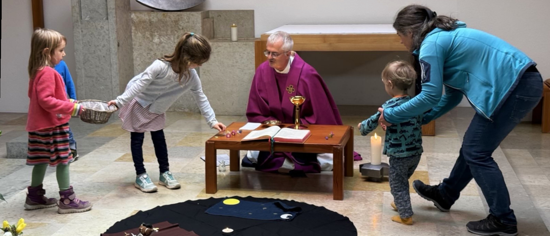 Kindgerecht gestalteter Gottesdienst mit dem Jesuiten Toni Kurmann