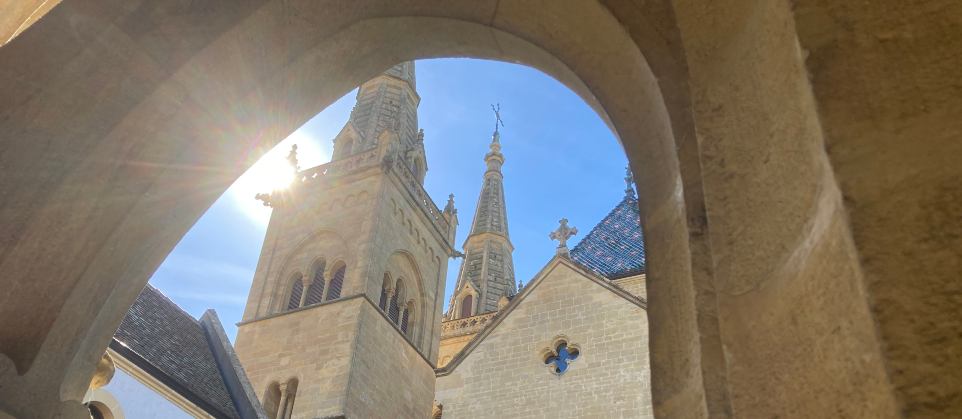 Blick aus dem Kreuzgang hoch zu den Türmen der Stiftskirche von Neuenburg