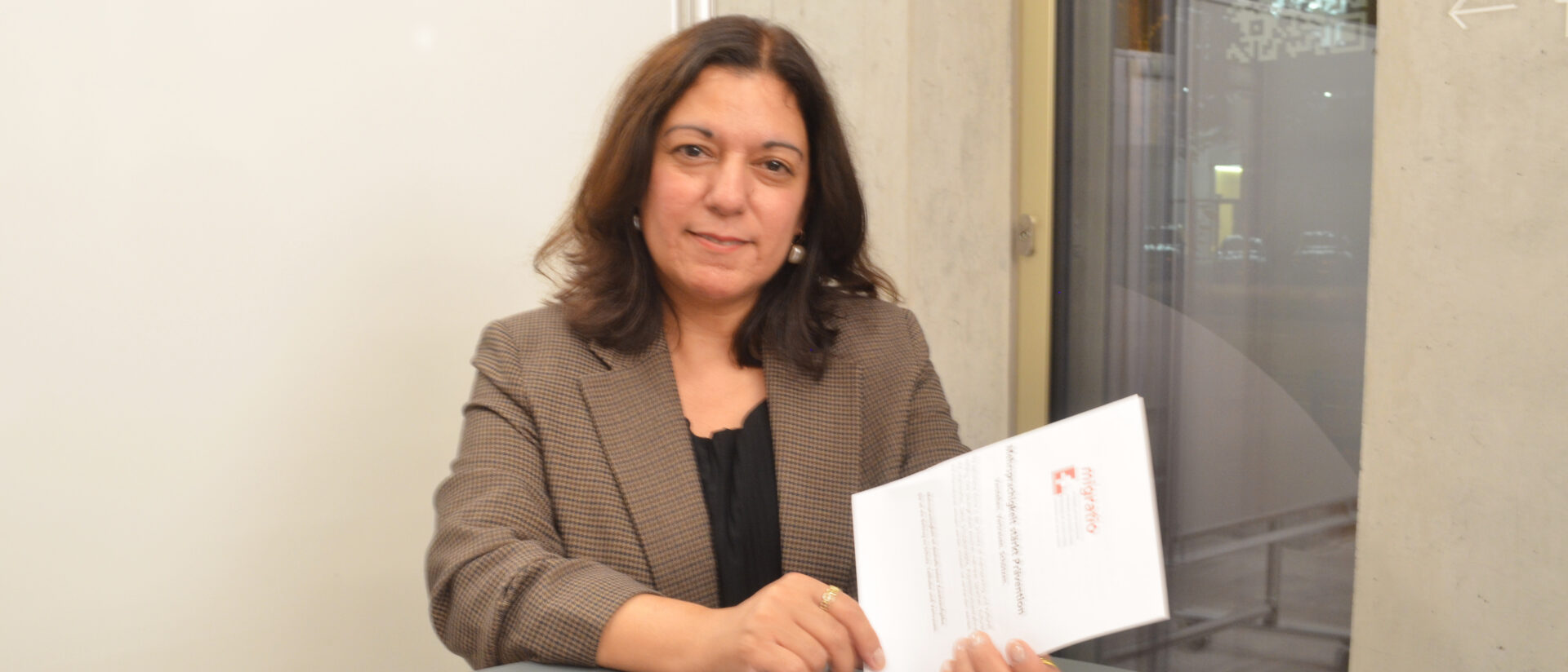 Isabel Vasquez von Migratio mit dem Flyer "Mehrsprachigkeit stärkt Prävention"