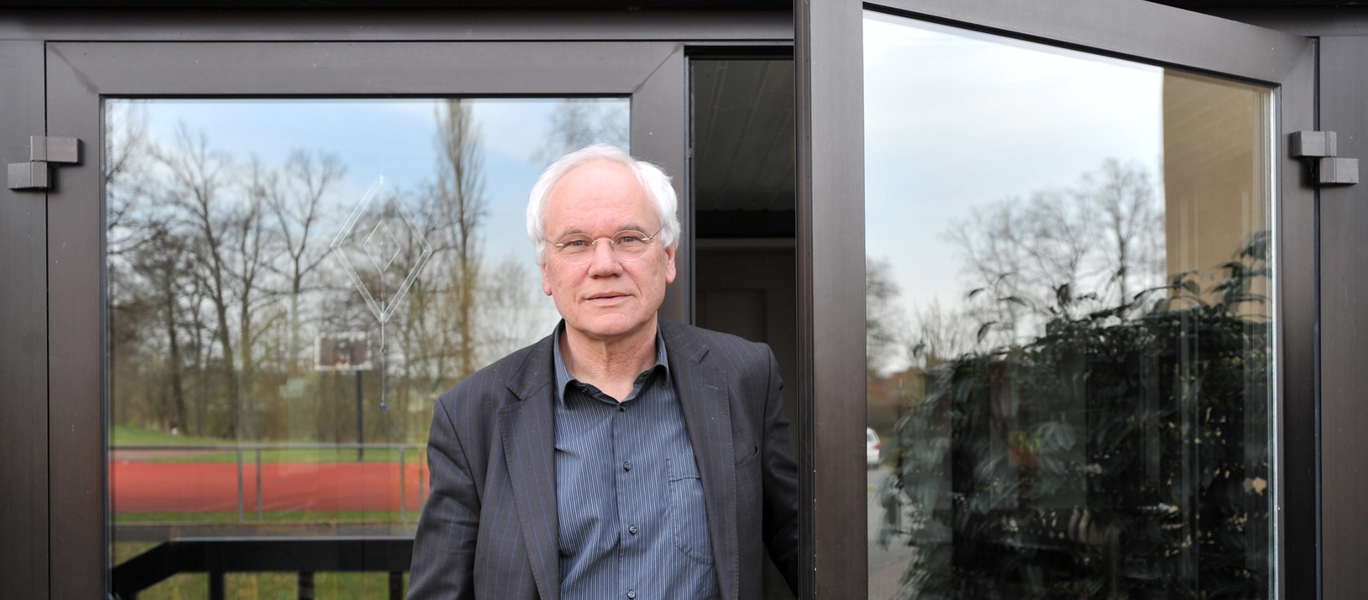 Wunibald Müller, katholischer Theologe und Psychotherapeut, vor dem Eingang des Recollectio-Hauses in Münsterschwarzach, 2010 | Katharina Ebel/KNA
