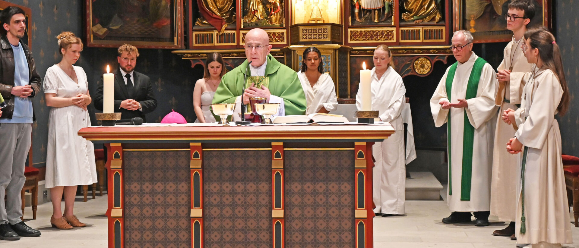 Bischof Joseph Maria Bonnemain leitete die Tauf- und Firmfeier von fünf jungen Erwachsenen in der Winterthurer Kirche St. Peter und Paul.