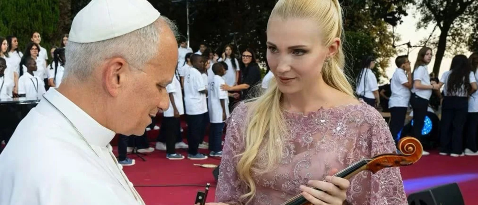 Papst Leo XIV, mit der Violine von Anastasiya Petryshak.