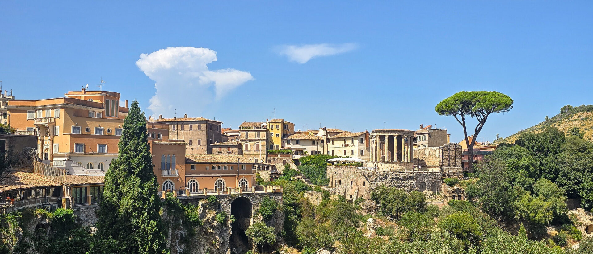 Blick über die Villa Gregoriana auf Tivoli (Italien) mit den römischen Tempeln am 30. August 2026.