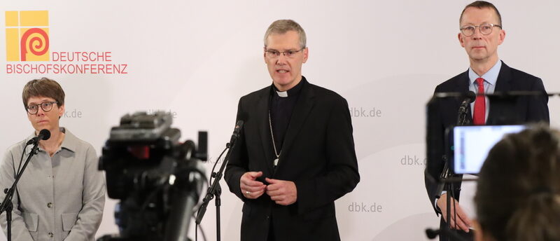 Das Pressestatement des Vorsitzenden der Deutschen Bischofskonferenz, Bischof Heiner Wilmer (Mitte), zum Auftakt der Herbst-Vollversammlung am 28. September 2026