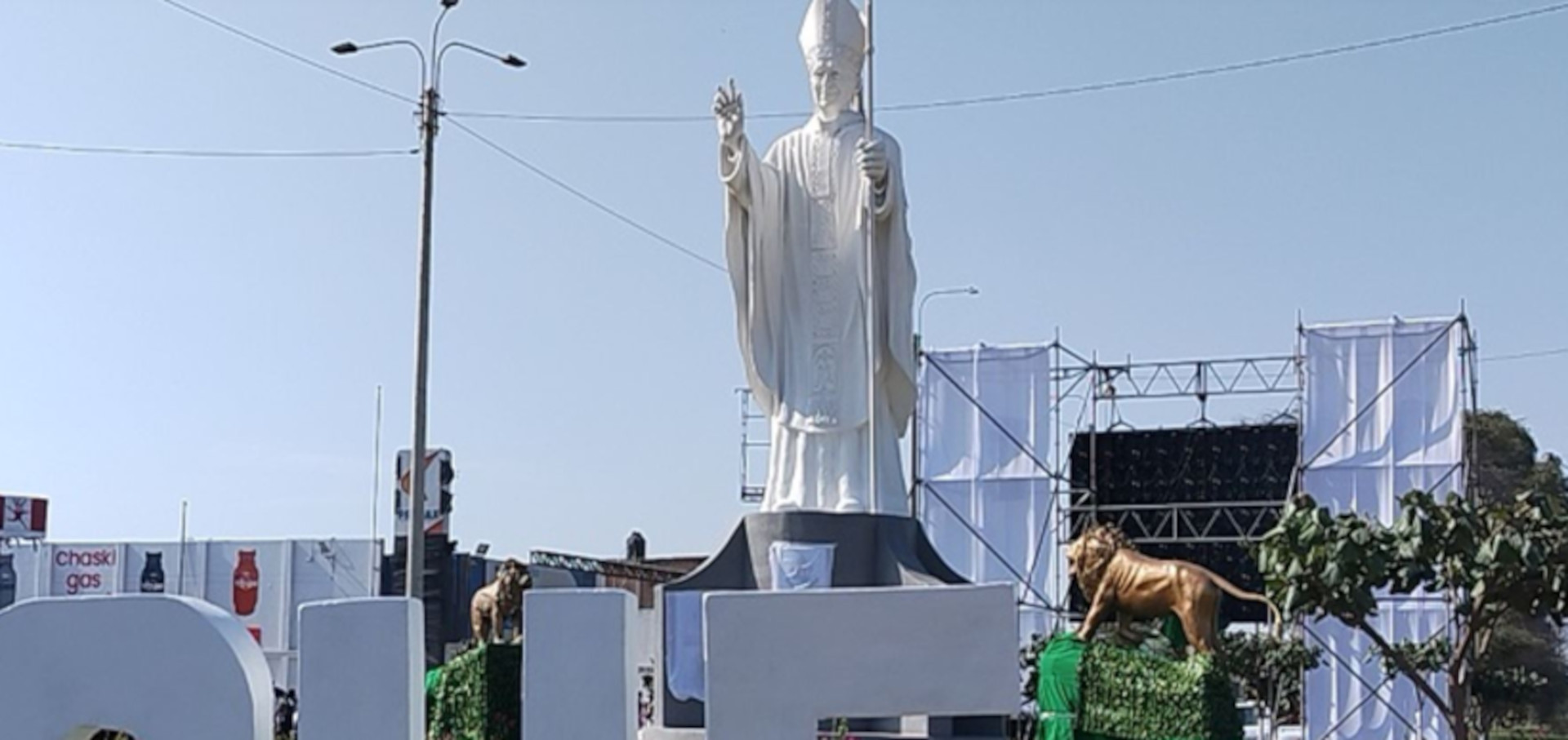 Diese sechs Meter hohe Statue von Papst Leo XIV. im peruanischen Chiclayo existiert bereit.