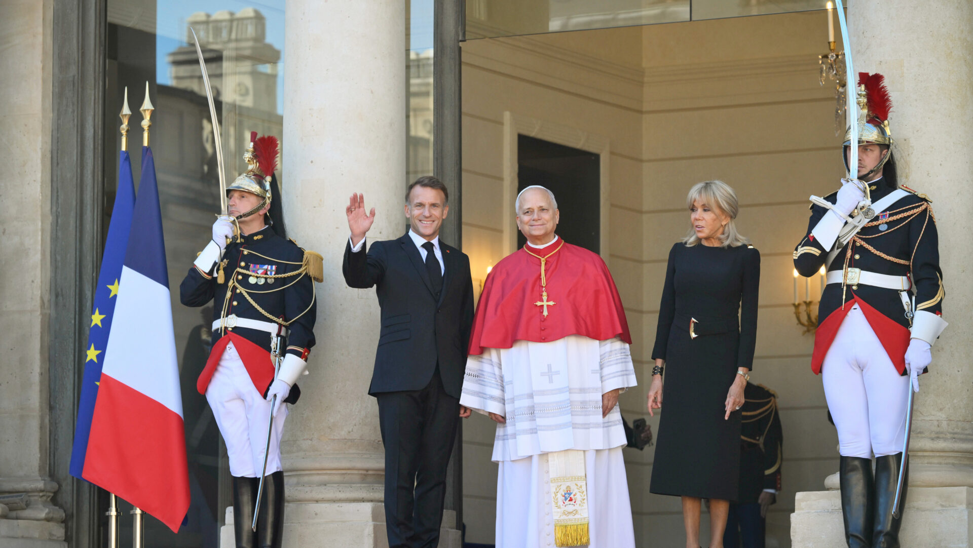 Papst Leo XIV. bei einem Höflichkeitsbesuch beim französischen Staatspräsidenten Emmanuel Macron und seiner Gattin Brigitte Trogneux Macron, am 25. September 2026 im Élysée-Palast in Paris (Frankreich).