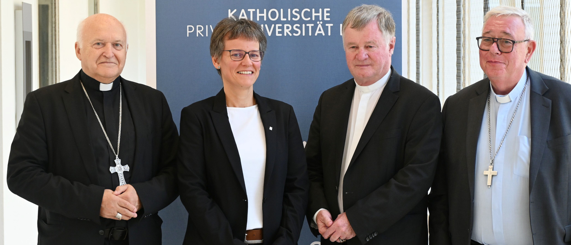 Podiumsteilnehmer der Pressekonferenz zum Auftakt der Tagung „Shaping Synodality in Europe. From Vision to Roadmap“ im diözesanen Bildungshaus Schloss Puchberg am 14. September 2026. Von links: Kardinal Ladislav Nemet, Professorin Klara Csiszar, Bischof Manfred Scheuer, Kardinal Jean-Claude Hollerich